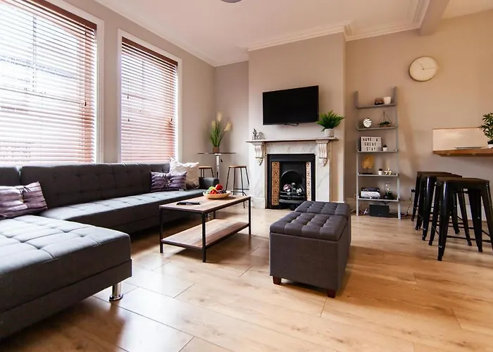 Large House - Contractors & Families & Private Parking