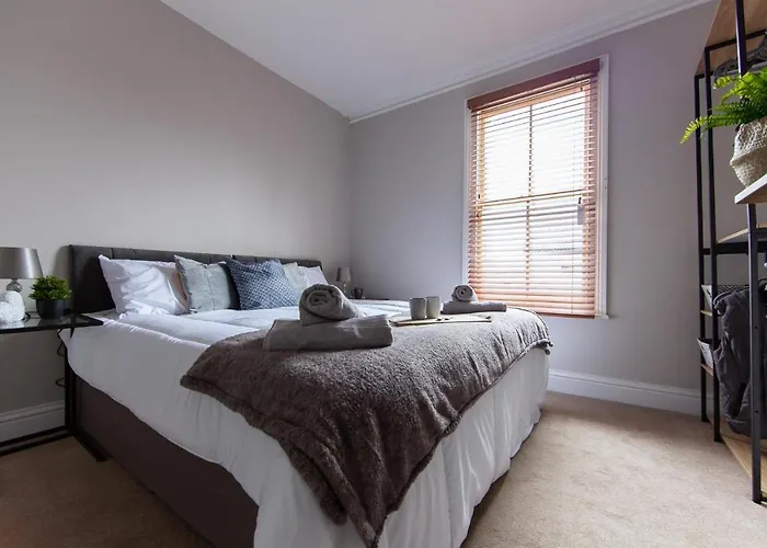 Large House - Contractors & Families & Private Parking
