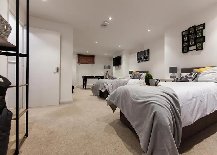 Large House - Contractors & Families & Private Parking