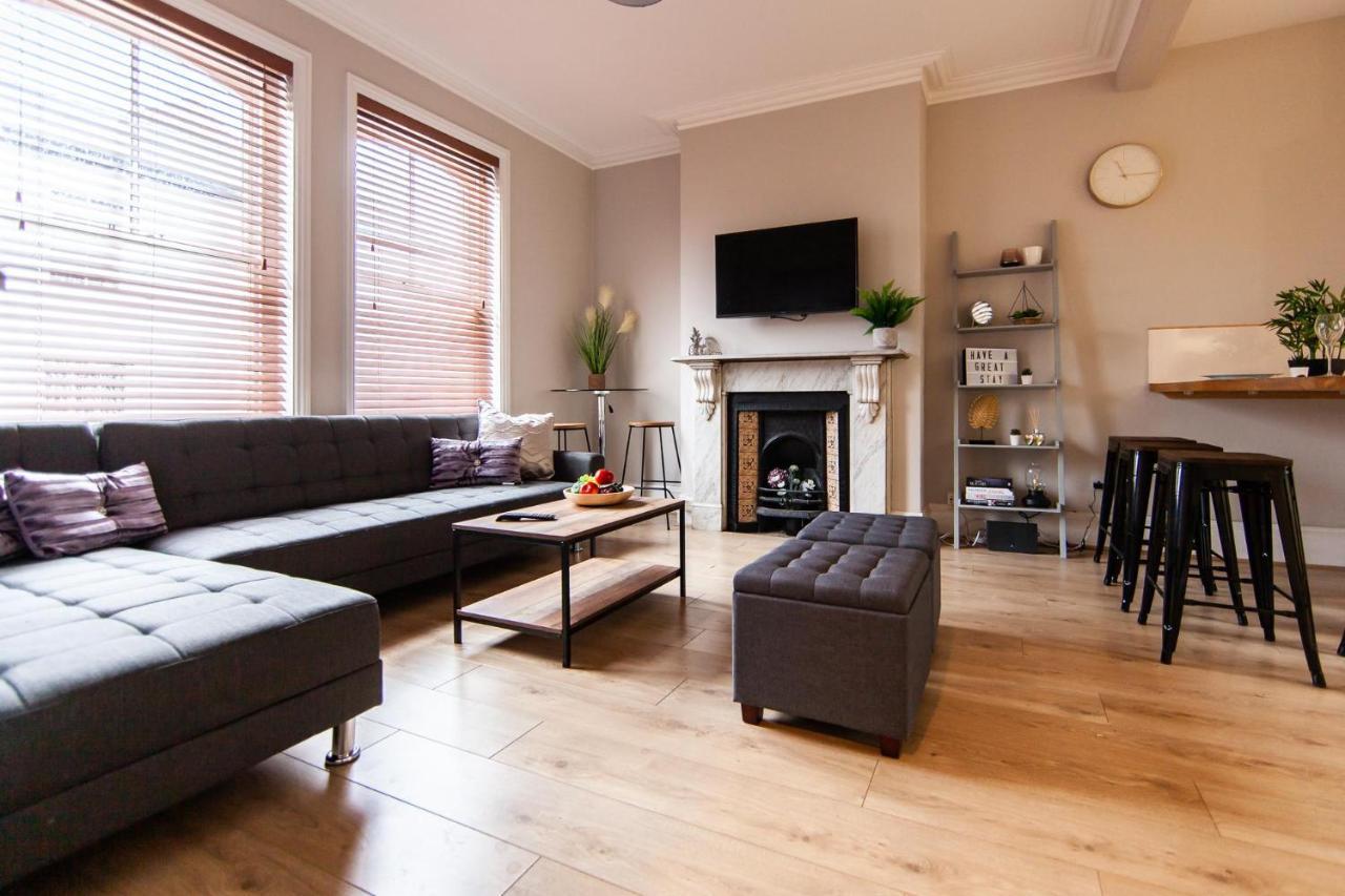 Large House - Contractors & Families & Private Parking Northampton