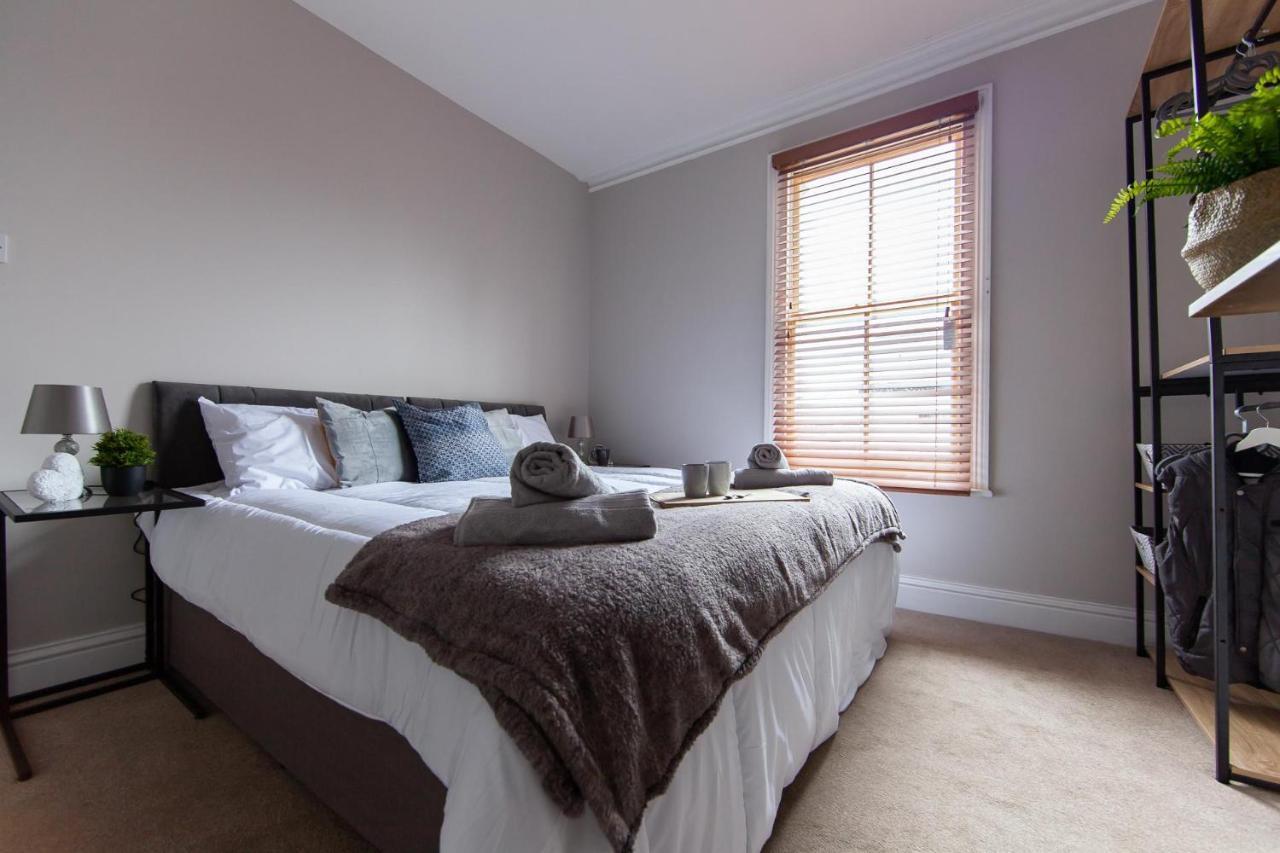 Large House - Contractors & Families & Private Parking Holiday home