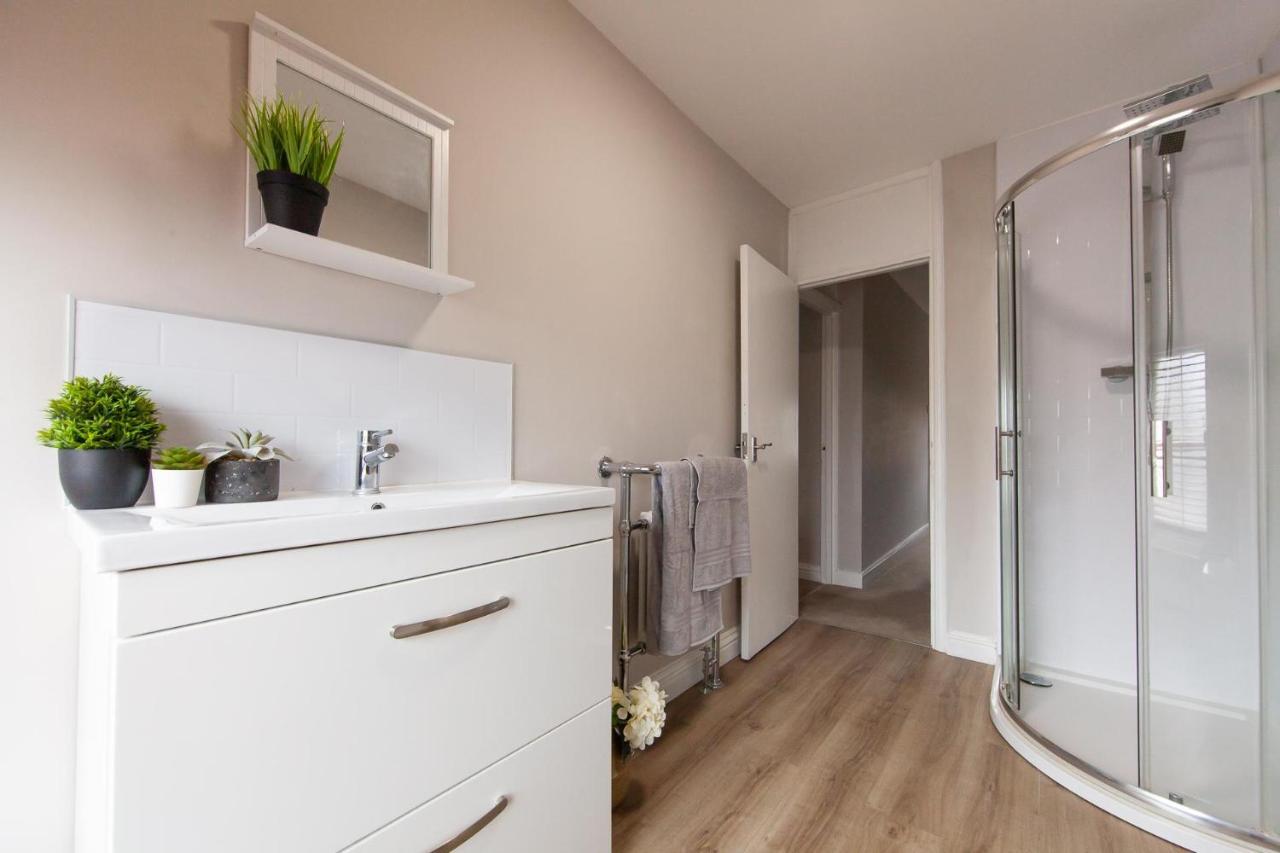 Large House - Contractors & Families & Private Parking *