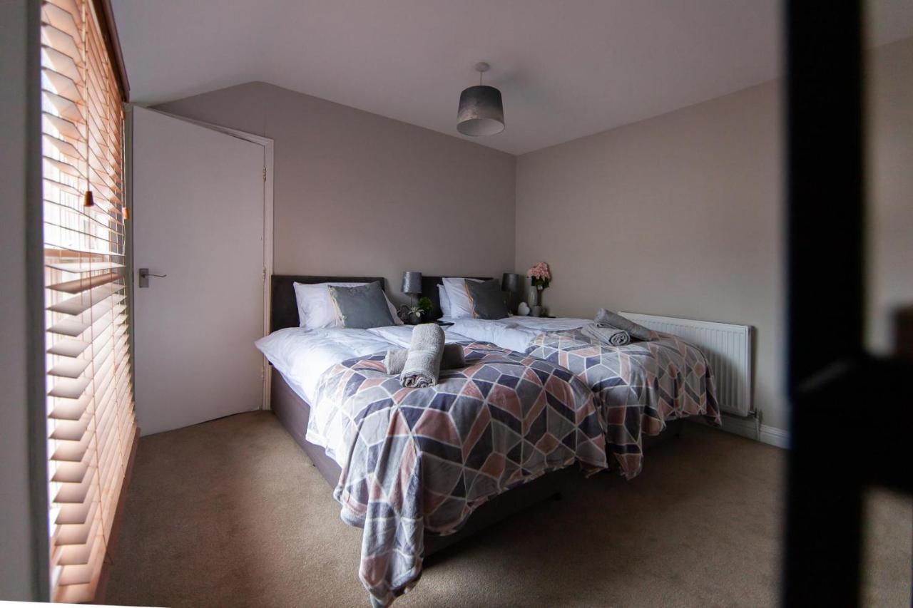 Large House - Contractors & Families & Private Parking Holiday home