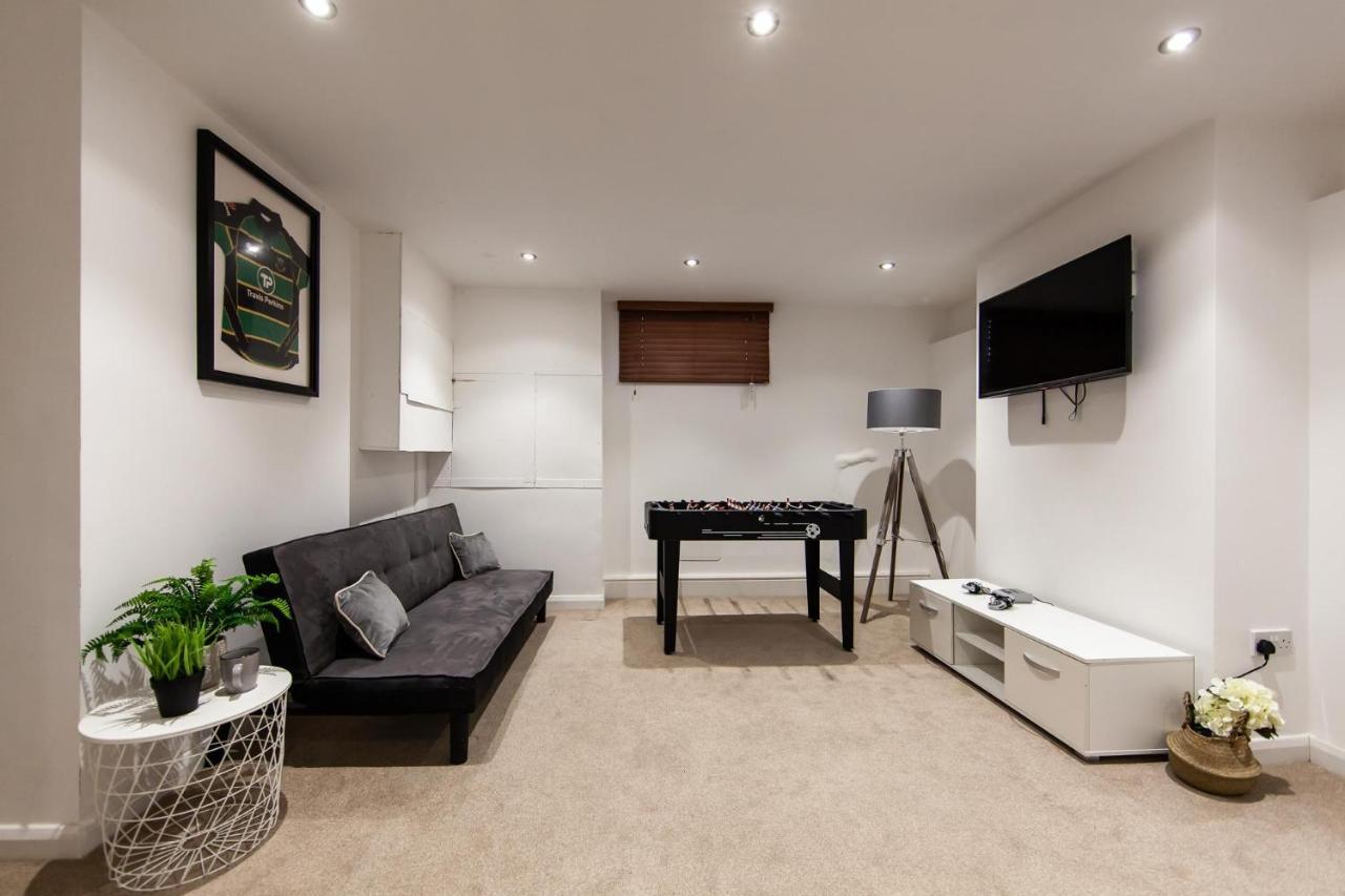 Large House - Contractors & Families & Private Parking Northampton