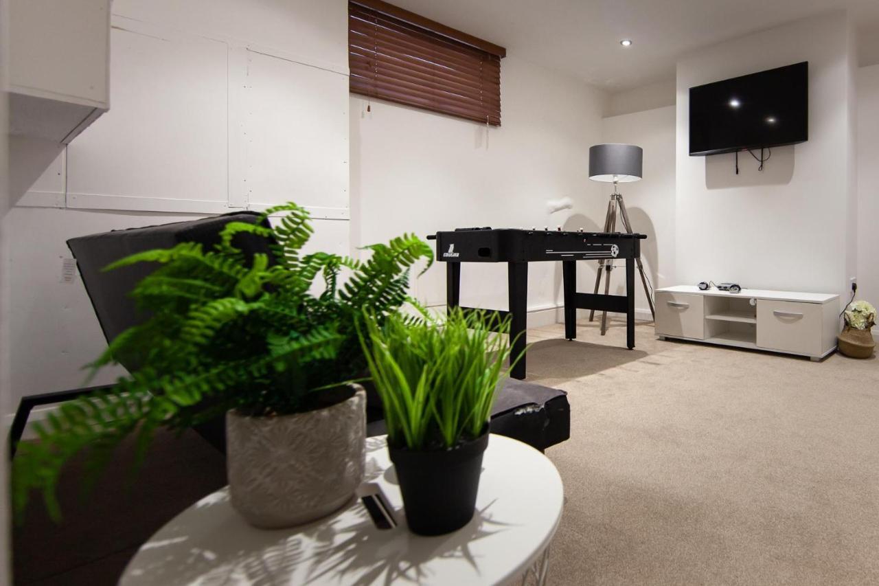 Large House - Contractors & Families & Private Parking * Northampton