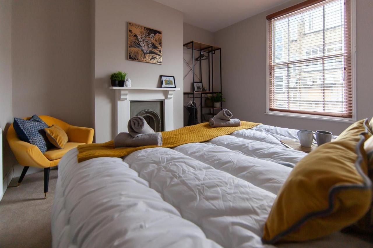 Large House - Contractors & Families & Private Parking *
