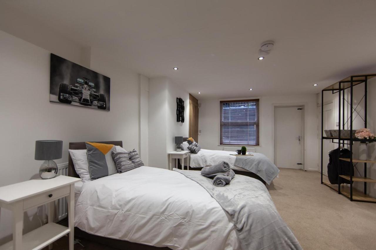 Large House - Contractors & Families & Private Parking Holiday home