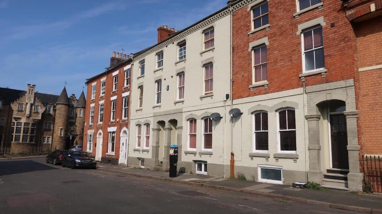 Large House - Contractors & Families & Private Parking Holiday home Northampton
